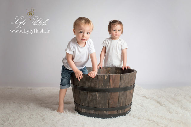 photo de jumeau dans un pot en bois lors de leur shooting photo des 16 mois avec la photographe lyly flash