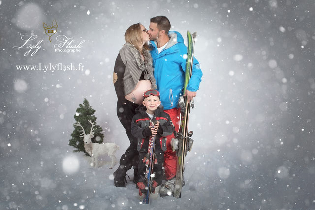 photo de famille sous la neige en attendant bébé