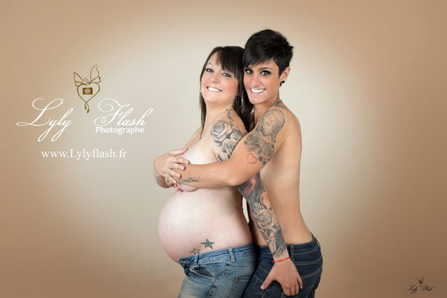 photo de grossesse en couple avec des tatouages