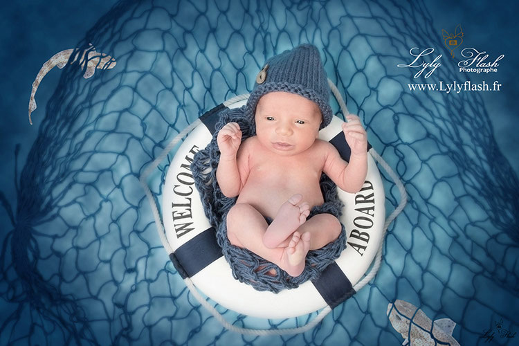 photo bébé sur une bouée avec des poisson, photographie originale de naissance