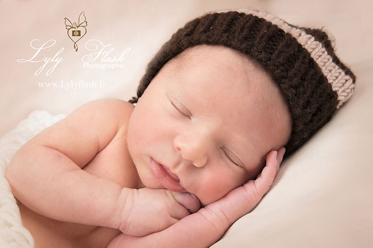 photo bébé portrait avec bonnet de laine a la naissance