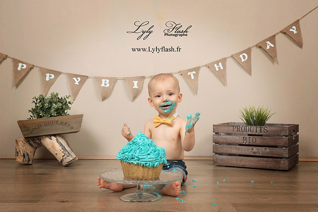 photographie de bébé qui mange un gâteau d'anniversaire