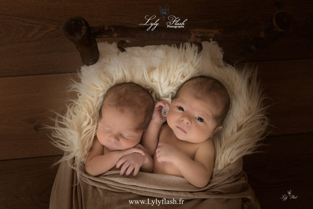 Quel spectacle attendrissant que ces deux adorables jumeaux ! Allongés côte à côte, leurs petites têtes délicates reposent sur des coussins moelleux. Leurs expressions c