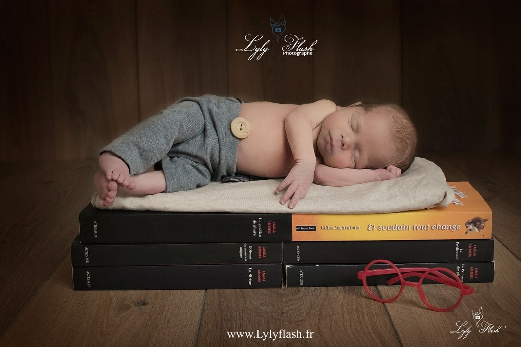 photo d un bébé qui dort sur des livres pour développer sa créativité