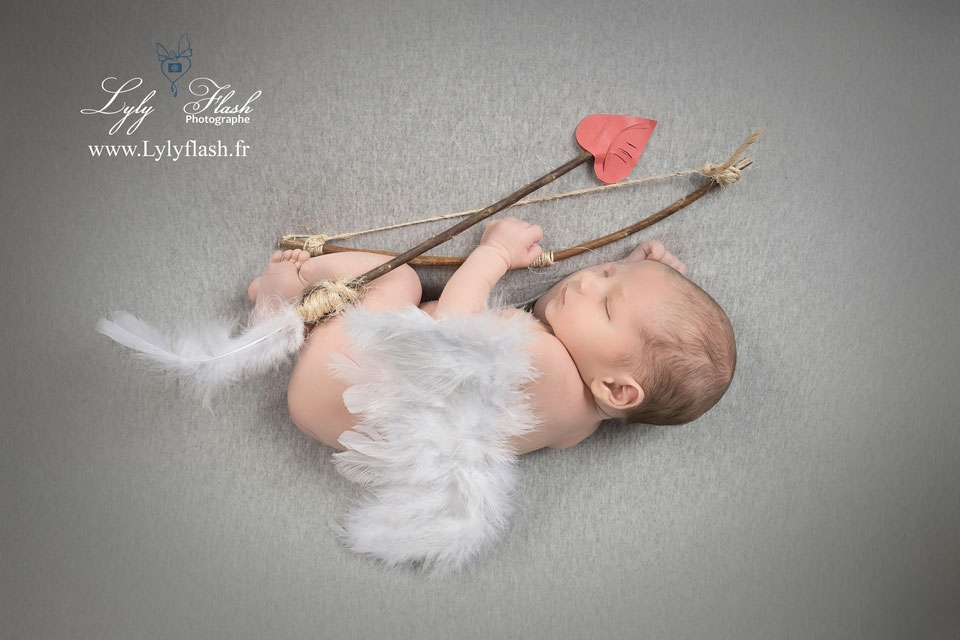 une belle photo d un nouveau-né représentant cupidon le dieu de l'amour lors de son shooting naissance a Marignane