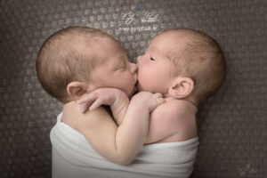 photo bébé jumeaux emmaillotés qui s'embrassent