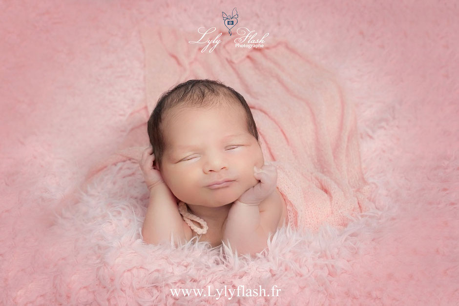 portrait d une petite fille de 7 jour tout juste né en shooting naissance a Sorges