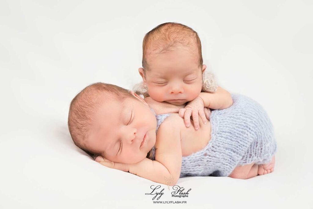 photo newborn posing avec un couple de jumeaux a la naissance, conseil réalisé par la photographe Lyly Flash