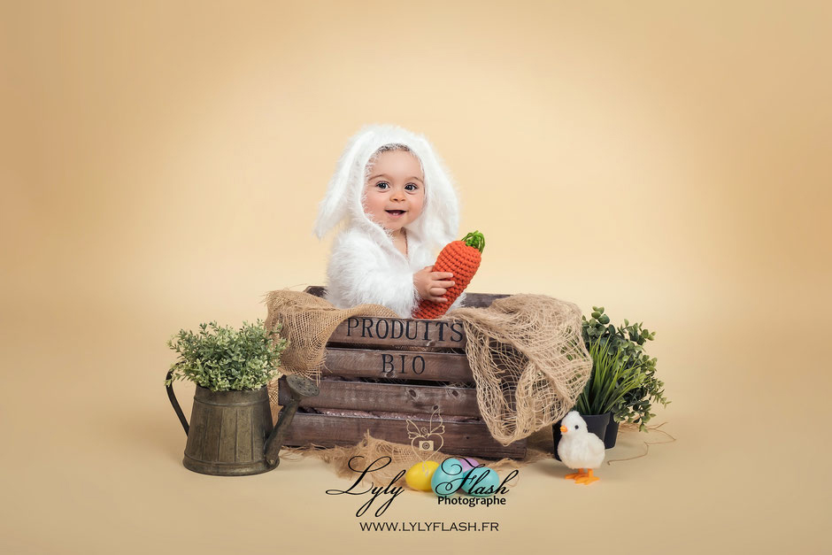 photographie d un bébé en lapin de pâques