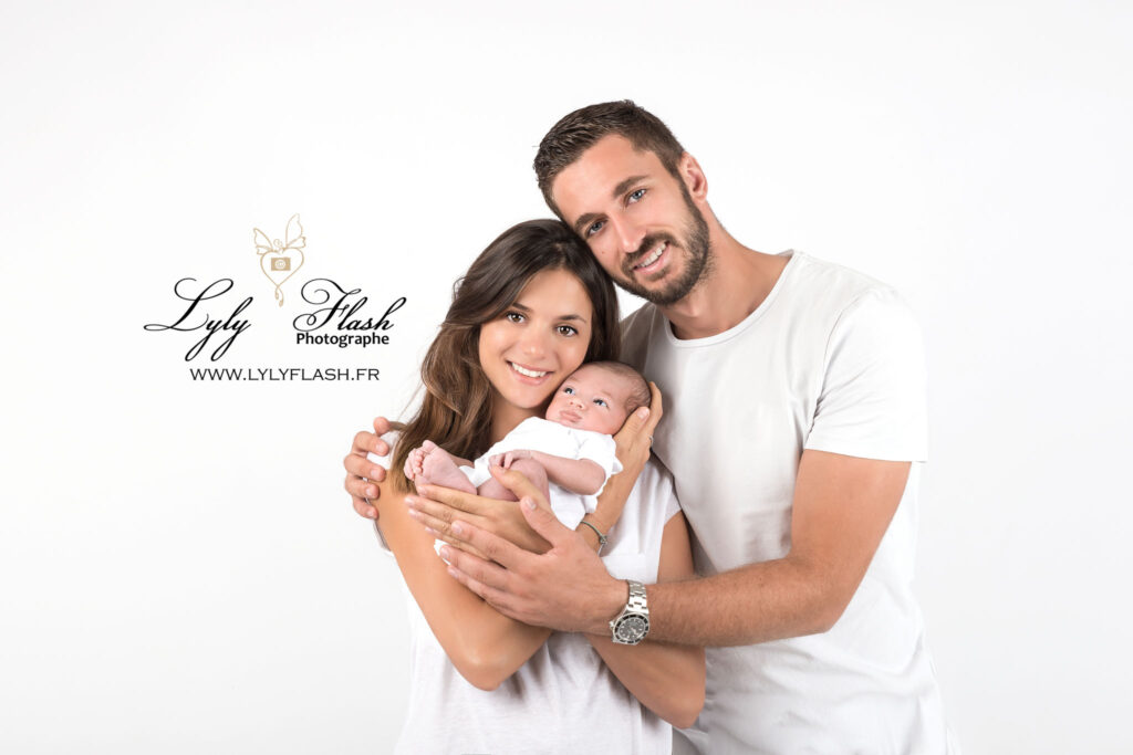 un couple pose devant la photographe de Brignoles avec leur bébé pour la naissance de celui ci, bébé a 4 jours