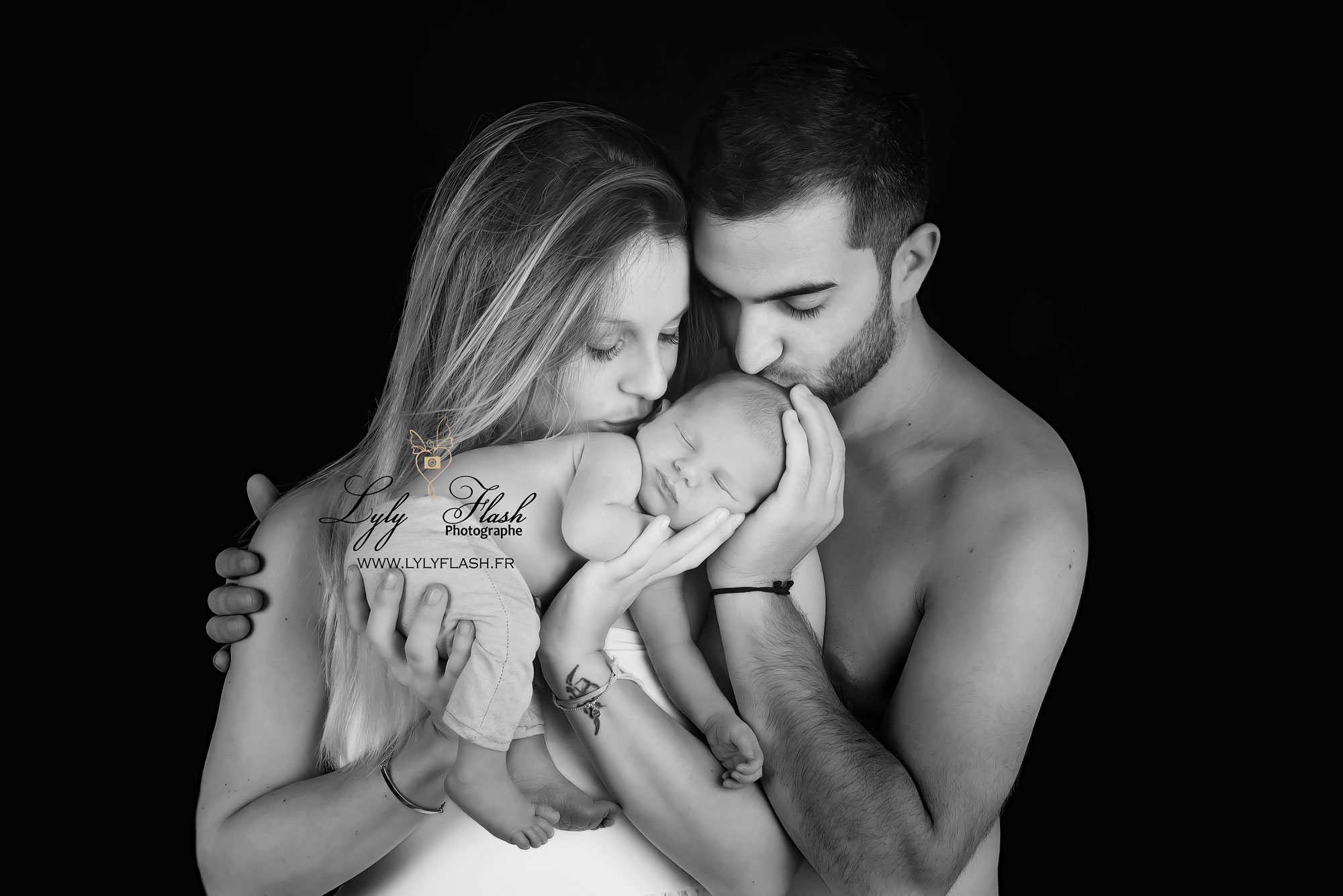 photo de famille pour la naissance de bébé au studio lyly flash