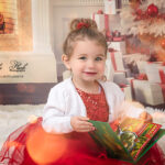 portrait de noël d une jolie petite fille de 2 ans a Brignoles