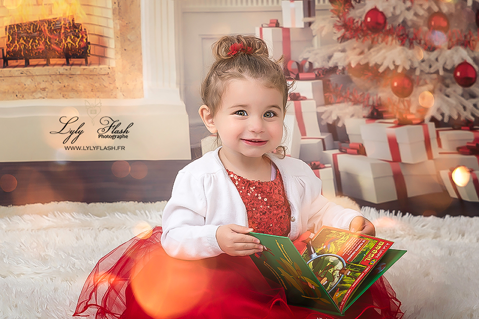 portrait de noël d une jolie petite fille de 2 ans a Brignoles