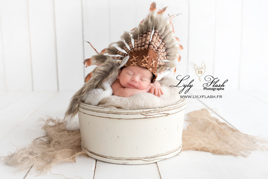 photo de naissance à Cannes en studio photo un bébé en petit indien fait sa séance photo naissance