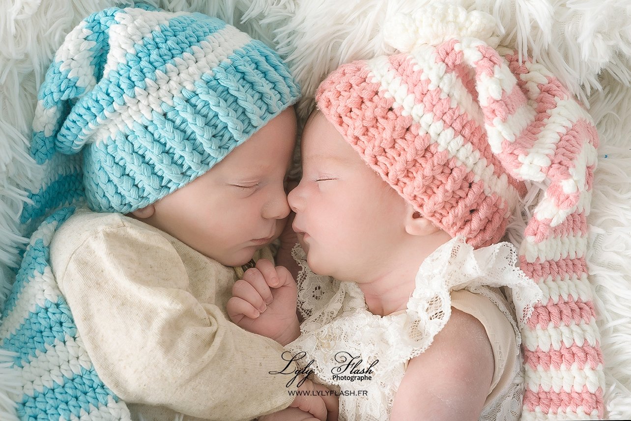 Deux jumeaux nouveau-nés de Fréjus photographiés ensemble pendant leur séance naissance dans le Var
