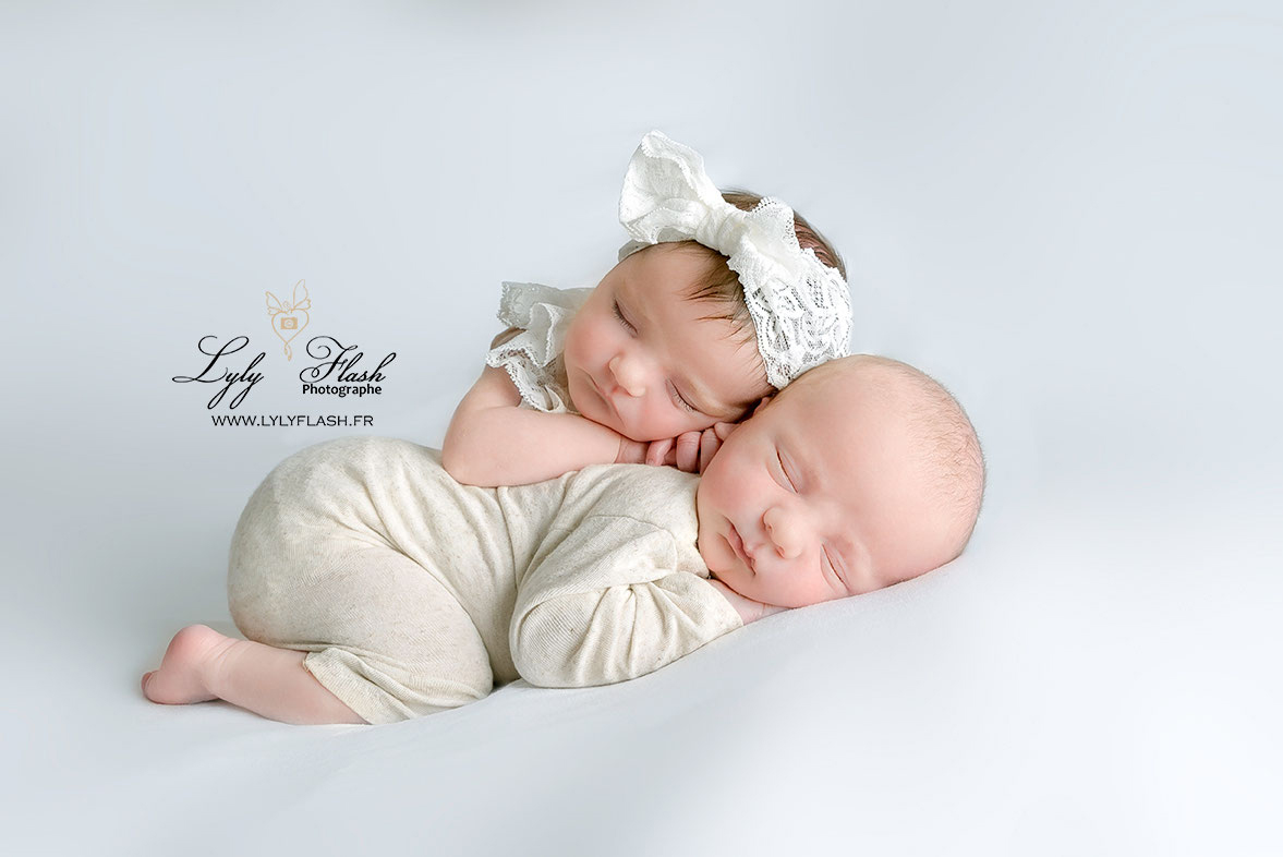 photo de naissance avec des jumeaux une fille et un garçon chez la meilleur photographe du var