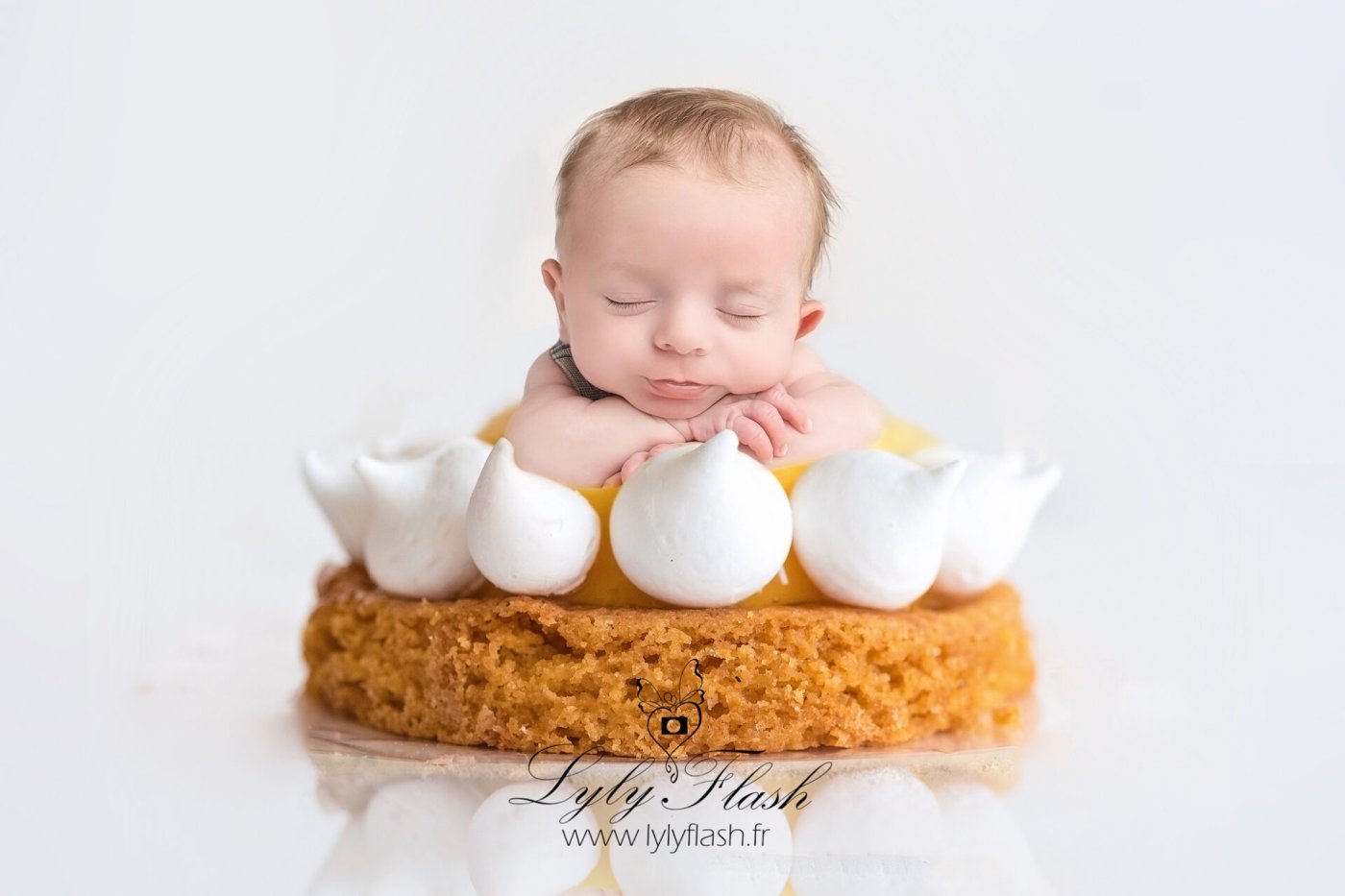 Photo créative d'un bébé endormi sur une tartelette