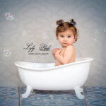 photographie d une petite fille de 2 ans qui prend un bain de mousse et de bulle