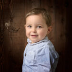 portrait d un petit garçon en studio réalisée pour sa famille venue de sainte maxime