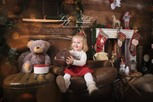 Une petite fille heureuse a Correns de la photographe pour son shooting de noël