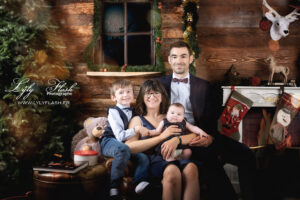 Une famille devant la photographe de Garéoult pour Noël