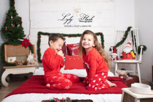 Les enfants s'amusent pour noël a Pontevès devant l'objectif de la photographe