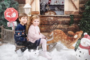 portrait d enfants heureux a noël a Carces