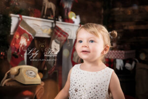 Un portrait d une petite fille d Antines a noël