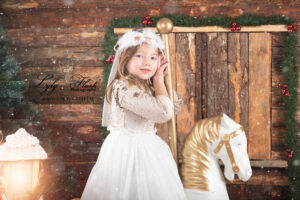 Portrait d une petite fille d Arles a Noël