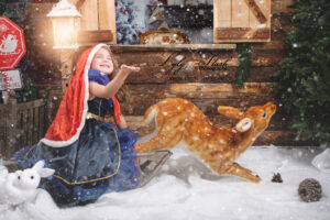 photo de noël une petite fille joue sous la neige de Carpentras