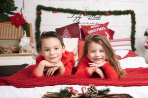 Une fratrie pose devant la photographe de Chateauneuf les Martigues pour leur shooting Noël