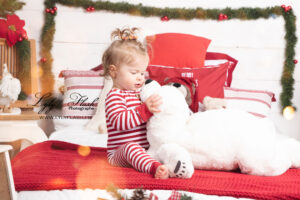 Une petite fille de Le Cannet en shooting noël avec la photographe