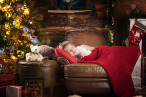 Une jeune fille dort en attendant la livraison de cadeau de noël dans son salon