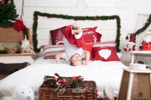 Pirouette de noël par un enfant sportif de six fours les plages par la photographe lyly flash