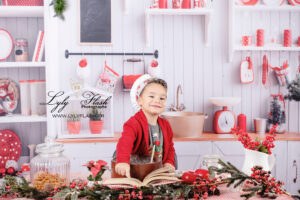 Portrait d enfant a noël qui s'amuse par la photographe de Toulon