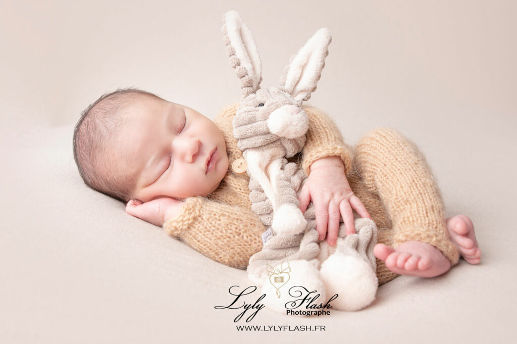 Une belle photo d un bébé avec son doudou. Tout le monde mérite de si beaux souvenirs avec la photographe de Draguignan