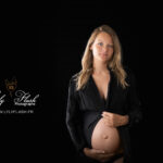 Une femme enceinte rayonnante est capturée dans toute sa splendeur lors d'une séance photo de grossesse, réalisée par un photographe talentueux du Var. Son ventre arrondi est délicatement mis en valeur, symbolisant la vie qui grandit en elle. Chaque détail de ce shooting met en lumière l'amour et l'émotion qui entourent ce moment unique.