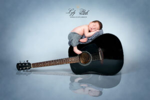 Bébé dormant sur une guitare