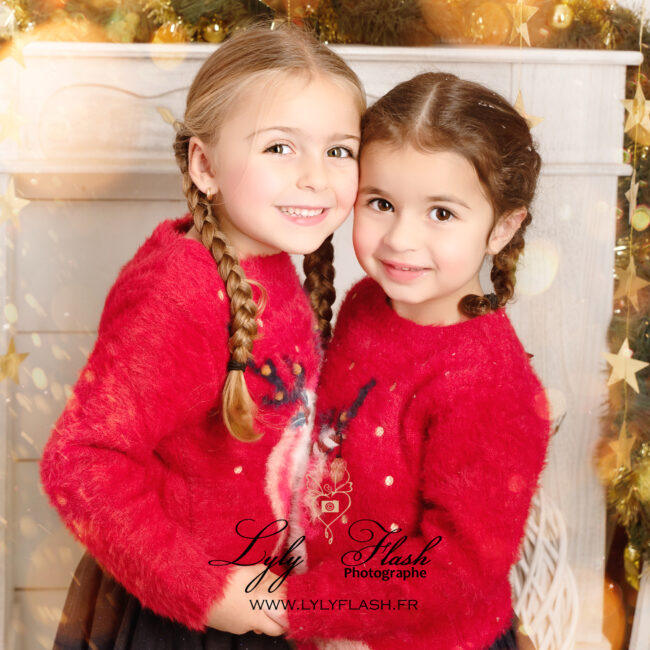 Deux sœurs attendent noël avec impatience au studio photo de Méounes