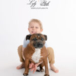 photo enfant et chien en studio