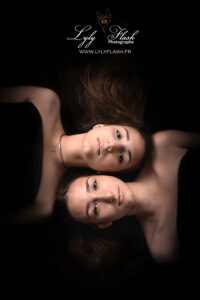 photographie de deux adolescentes jumelles en shooting studio à Le val 83143 sur un fond noir.