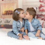 une photo magique d un couple d'enfant a noel