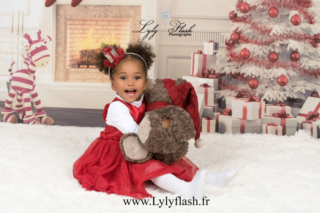 sublime petite fille de noël au sourire magique avec sa peluche par la photographe de hyères