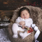 Cadeau de saint valentin, quand bébé décide que sa naissance a lieu le 14 février. Un photographie qui met ce bébé à la place de cupidon avec la flèche et la liste des amoureux pour une famille de Sainte-Maxime