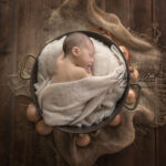 shooting nouveau-né Saint-Raphaël le bébé est photographié en vue aérienne afin de mettre en valeur la courbure de son petit nez, les formes de son oreilles et la douceur de ses épaules