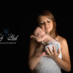 photo naissance en studio la mère et son bébé une photographie incontournable de la maternité. Photographie réalise pour une famille de Châteauvieux dans le var