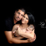 photo de famille pour la naissance de bébé. Amour et beauté dans un posing plein de poésie et de douceur. Photographie réalisée par la photographe lyly Flash