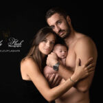 photo de famille mode et glamour pour l'arrivée de bébé un souvenir intemporel réalisée pour cette famille de Six-Fours-les-Plages au studio photo Lyly Flash