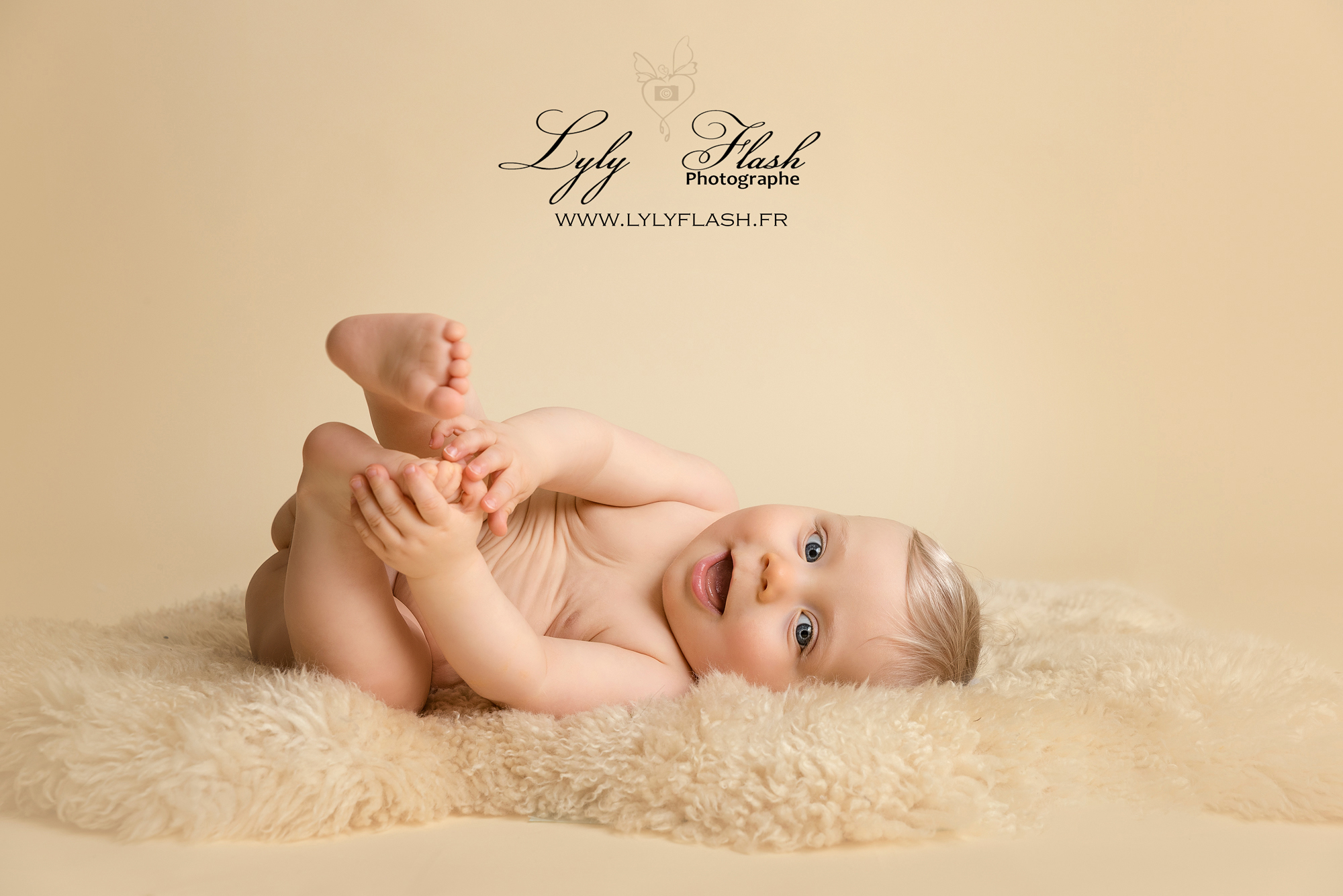 Meilleur studio photo du var pour des bébé heureux sur leurs photos a Cotignac