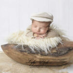 La photographe d'Ollioules photographie un beau bébé avec une gavroche . Une photo de naissance douce et poétique